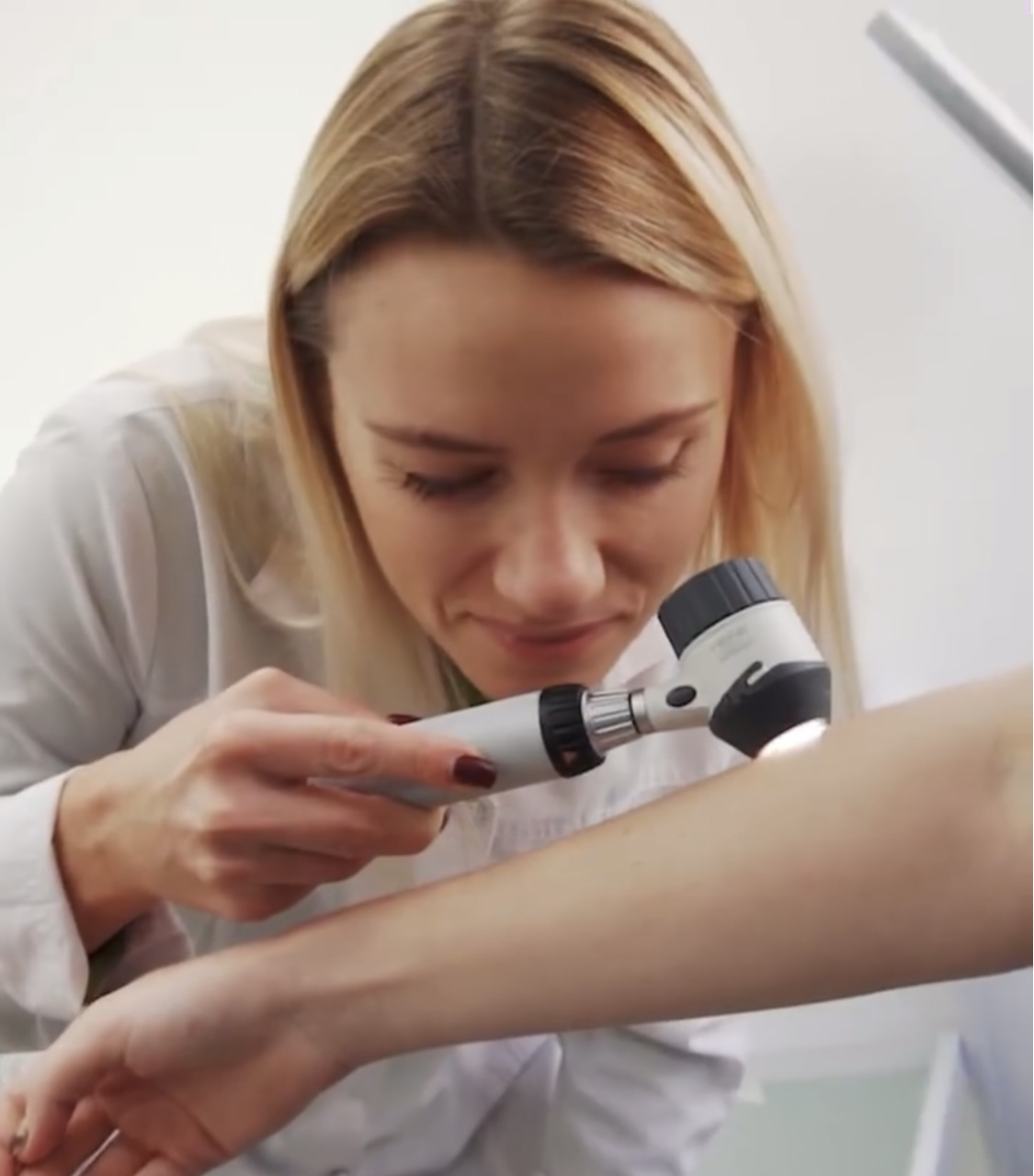 Dr. Julia Soruchan realizando dermatoscopia